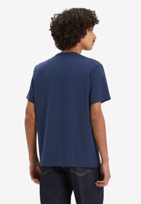 Levi's® RELAXED FIT - Apdrukāts T-krekls - dress blues