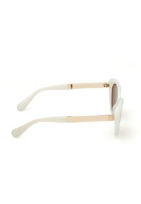 Białe okulary przeciwsłoneczne o eleganckim designie, złote metalowe akcenty na zausznikach i zaokrąglone ramiona. Soczewki w jasnobrązowym kolorze. Gładka, błyszcząca tekstura.
