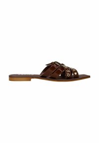 Bruine leren slidersandalen met drie brede banden met ronde uitsparingen, een platte zool en een gladde glanzende afwerking.