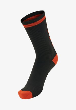 Sort crewstrømpe med orange detaljer ved toppen og tå. Har en ribbet tekstur og en glat finish. Kan maskinvaskes og har forstærket hæl.