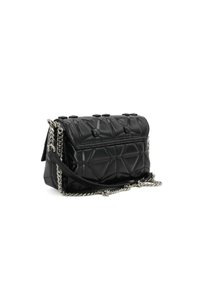 Borsa a tracolla nera imbottita in pelle verniciata, con chiusura a patta, tracolla in catena argentata e motivo di cucitura geometrico.