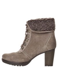Stivaletto in suede marrone con tacco a blocco, lacci sul davanti e dettaglio a risvolto in pelliccia morbida.