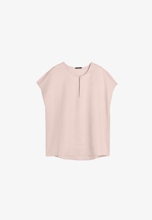 Jasnoróżowa bluzka z krótkim rękawem, okrągłym dekoltem i detalem z rozcięciem z przodu, wykonana z gładkiego materiału, o luźnym kroju i prostym dołem.