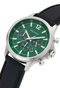 Montre Nautica avec un cadran texturé vert, des accents argentés, trois sous-cadrans, un affichage de date et un bracelet en caoutchouc noir. Boîtier en acier inoxydable.