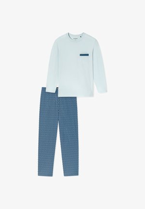 Jasnoniebieska koszula z długim rękawem i kieszonką, zestawiona z niebieskimi spodniami w geometryczny wzór.