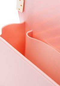 Roze handtas interior met glad kunstleer, een hoofdcompartiment en een scheidingswand voor organisatie. Gouden hardware zichtbaar.