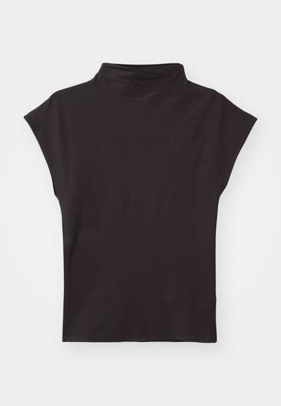 Top nero a maniche corte con collo alto realizzato in tessuto elastico, caratterizzato da una vestibilità rilassata e una superficie liscia, senza schemi o dettagli visibili.