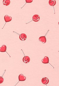 Tessuto di cotone con uno sfondo rosa e motivi ripetuti di leccalecca rossi e caramelle a forma di cuore. Texture liscia.