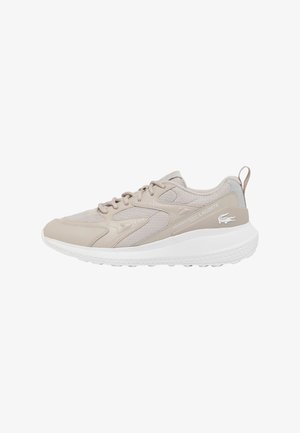 Sneaker beige con tomaia in mesh strutturato e pelle sintetica liscia, suola in gomma bianca e logo discreto del marchio sul lato.