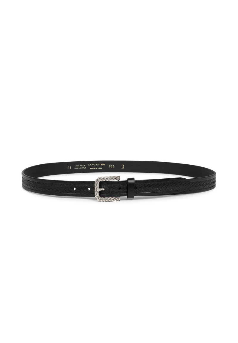 Cintura in pelle nera con un motivo a spina di pesce testurizzato, fibbia in metallo argento e numerosi fori di regolazione. Made in Italy.