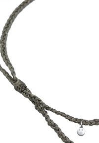 Collana d'argento intrecciata con un design attorcigliato, caratterizzata da un piccolo pendente rotondo contrassegnato con "925" per l'autenticità dell'argento.