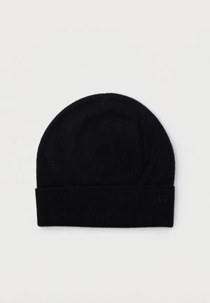 Zwarte gebreide beanie muts met omgeslagen rand en subtiel geborduurd logo aan de voorkant, weergegeven tegen een effen lichte achtergrond.