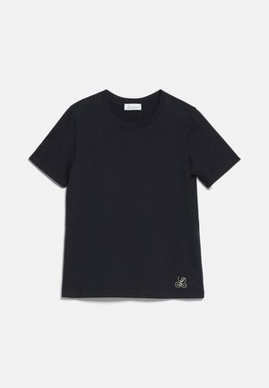 T-shirt noir à manches courtes et col rond avec un petit logo blanc brodé près de l'ourlet inférieur sur un fond clair uni.