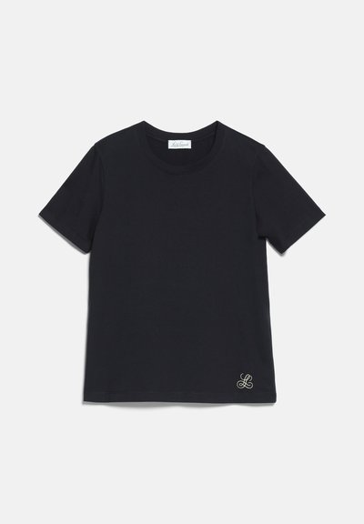 T-shirt noir à manches courtes et col rond avec un petit logo blanc brodé près de l'ourlet inférieur sur un fond clair uni.