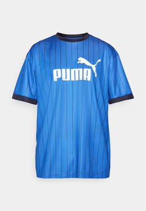 Plava sportska majica s prugama od prozračne tkanine, s okruglim izrezom i kratkim rukavima. Na prednjoj strani se nalazi bijeli Puma logo.