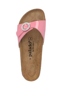 Sandalette in pelle verniciata rosa con una fibbia circolare decorativa e un plantare testurizzato marrone, con il nome del marchio stampato sotto.