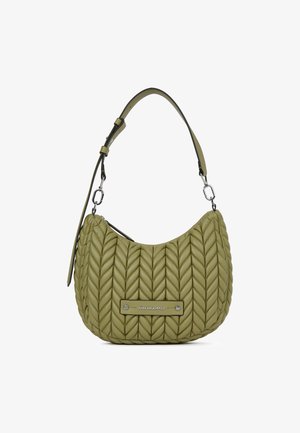 Olivengrøn quiltet taske med en rund form, der har et struktureret herringbone-mønster, justerbar rem og en metal-logo-plade.