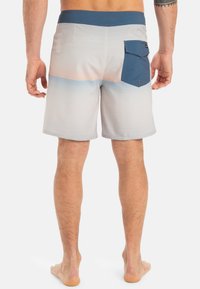 Herren Schwimmshorts in Hellgrau mit horizontalen Streifen, ausgestattet mit einer blauen Tasche auf der Rückseite, elastischem Bund und einer lockeren Passform.