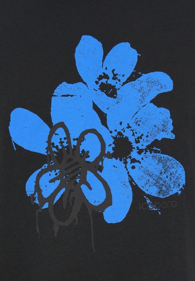 T-shirt en tissu noir arborant un motif floral bleu aux nuances variées, avec des contours audacieux et des éclaboussures picturales, créant un aspect texturé.