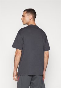Nike Performance CHELSEA NIKE MAX90 WORD MARK TEE - Osnovna majica kratkih rukava - anthracite