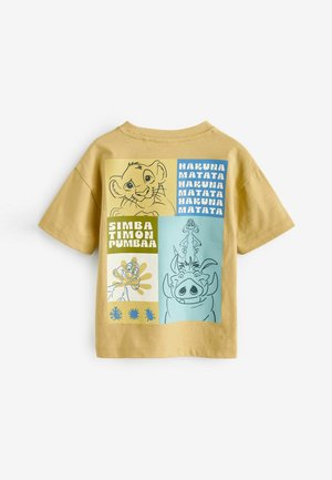 Žlté bavlnené tričko s kreslenými postavičkami na zadnej strane. Ilustrácie Simbu, Timona a Pumbu s textom "Hakuna Matata."