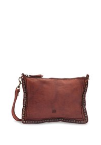 Smeđa kožna torbica u obliku pravokutnika, s ukrasnim metalnim zakovicama duž rubova i remenom za nošenje preko ramena. Zatvaranje na patentni zatvarač.