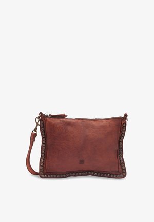 Borsa a tracolla in pelle marrone con forma rettangolare, caratterizzata da borchie decorative lungo i bordi e una tracolla. Chiusura con zip.