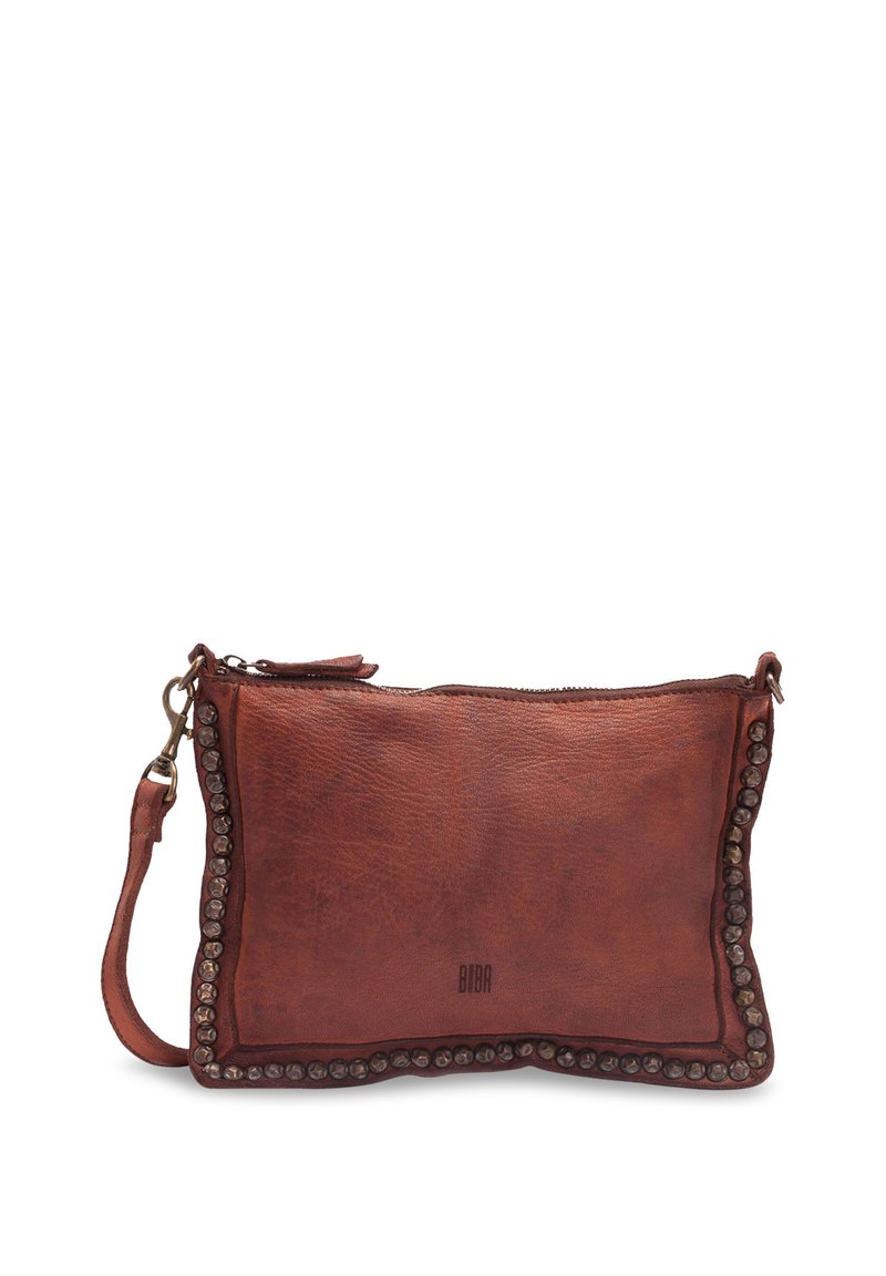 Smeđa kožna torbica u obliku pravokutnika, s ukrasnim metalnim zakovicama duž rubova i remenom za nošenje preko ramena. Zatvaranje na patentni zatvarač.