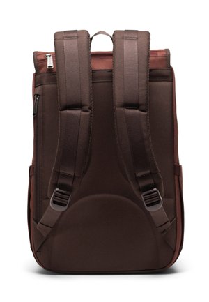 Sac à dos marron avec des bretelles rembourrées et réglables, une poignée en boucle et une poche zippée sur le côté ; texture lisse et forme rectangulaire.