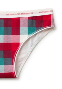Czerwono-turkusowo-białe damskie figi bikini w kratę, z białym elastycznym pasem z napisem "United Colors of Benetton" w czerwonym kolorze.