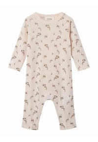 Romper de bebé de mangas largas en suave algodón rosa con un estampado floral de hojas marrones y bayas, con cuello redondo y diseño con pies.