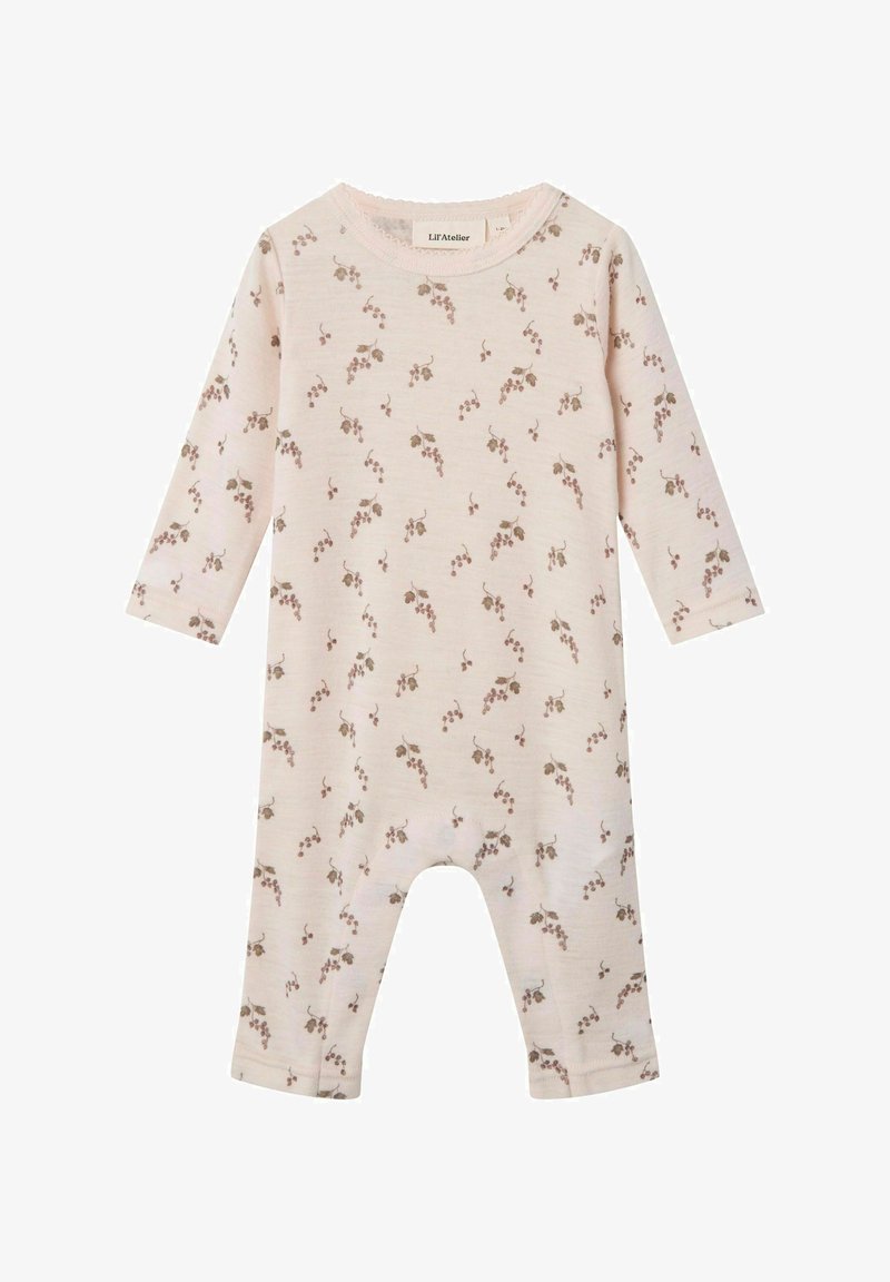 Romper de bebé de mangas largas en suave algodón rosa con un estampado floral de hojas marrones y bayas, con cuello redondo y diseño con pies.