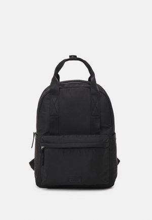 Schwarzer Nylon-Rucksack mit Frontreißverschlusstasche, zwei oberen Griffen und gepolsterten Schultergurten vor weißem Hintergrund.