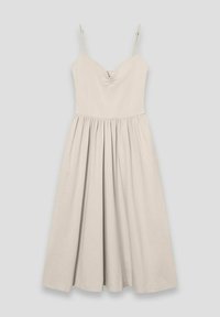 Lys beige kjole med tynde stropper, en samlet overdel og en udvidet nederdel. Stoffet fremstår glat med en mat finish, ingen synlige mønstre.