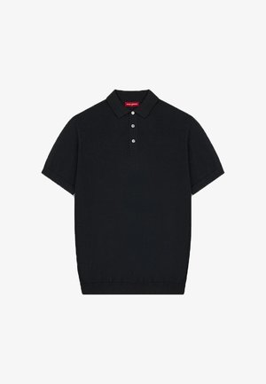 Czarna koszulka polo z krótkim rękawem wykonana z dzianiny, posiadająca kołnierzyk, listwę na trzy guziki oraz prążkowany dół. Brak widocznych wzorów.