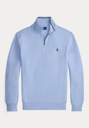 Lichtblauwe gestructureerde trui met lange mouwen, kwart ritskraag en klein donker logo op de linkerborst.