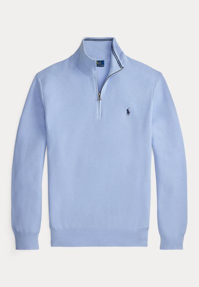 Hellblauer, strukturierter Pullover mit langen Ärmeln, Viertel-Reißverschlusskragen und kleinem dunklem Logo auf der linken Brust.