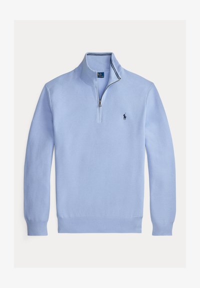 Hellblauer, strukturierter Pullover mit langen Ärmeln, Viertel-Reißverschlusskragen und kleinem dunklem Logo auf der linken Brust.