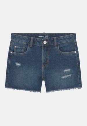 Donkere blauwe denim short met rafelige zoom, distressed details aan de voorkant, metalen knoopsluiting en ontwerp met vijf zakken.
