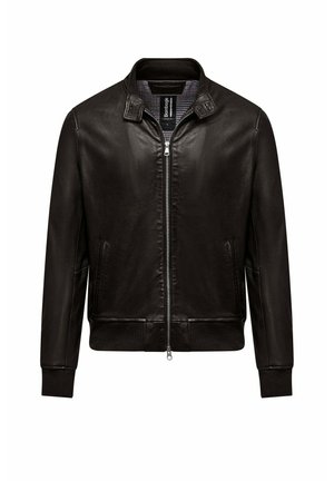Giubbotto bomber in pelle nera con zip frontale, colletto a pressione, polsini e vita a coste. Texture liscia con tasche laterali e fodera con motivo.
