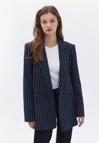 OXXO MIT MODISCHEN STREIFEN - Cappotto corto - midnight stripe