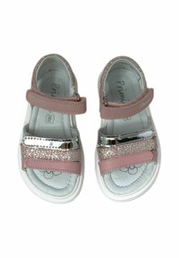 Sandali rosa con cinturini regolabili, caratterizzati da dettagli glitterati e una striscia metallica argento. Suole bianche e solette imbottite.