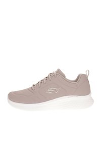Scarpa atletica marrone chiaro con tomaia sintetica liscia, suola bianca, design imbottito e sistema di lacci per una vestibilità sicura. Presenta un dettaglio con il logo.