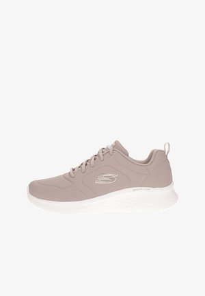 Baskets de sport brun clair avec un dessus en synthétique lisse, semelle blanche, design rembourré et système de laçage pour un ajustement sécurisé. Comprend un détail de logo.
