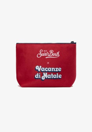 Bustina di tessuto rosso con cerniera navy, con testo bianco: "MC2 Saint Barth x Vacanze di Natale." Texture liscia, forma rettangolare.