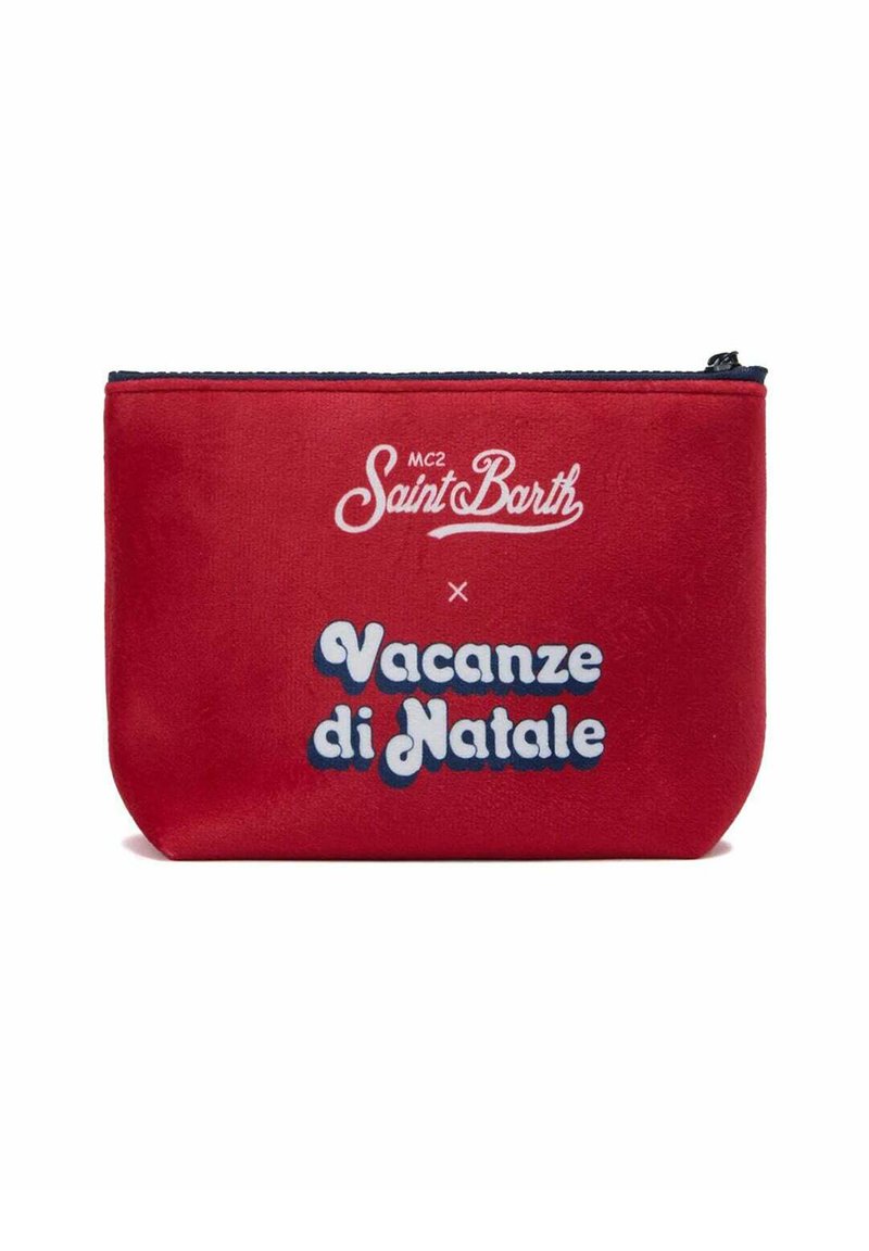 Bustina di tessuto rosso con cerniera navy, con testo bianco: "MC2 Saint Barth x Vacanze di Natale." Texture liscia, forma rettangolare.