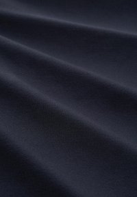Donker marineblauwe stof met een gladde textuur, die subtiele plooien vertoont en een consistente matte afwerking heeft. Geen zichtbare patronen of ontwerpen.