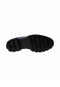 Sole di scarpa nera in gomma con un motivo texturizzato e rigato. Presenta scanalature per la trazione e una superficie liscia sul tallone.