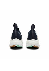 Scarpe sportive navy con upper in tessuto testurizzato, soletta bianca ammortizzata e suola di contrasto verde menta e marrone. Include linguette per il tallone.