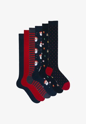 Set aus sechs Socken in unterschiedlichen Designs: einfarbig in Dunkel und Rot, gestreift, weihnachtliche Muster mit Santa, Geschenken und Punkten.